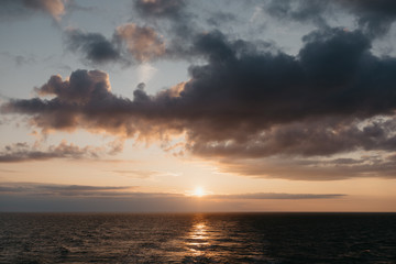 Fototapeta na wymiar Stunning cloudy sunset on the baltic sea