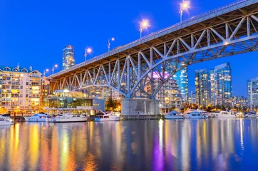 Foto op Plexiglas Granville Bridge and Vancouver BC skyline reflection at blue hour in Canada © trongnguyen