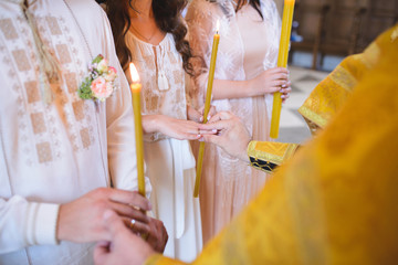 priest puttion on wedding rings