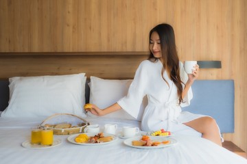 Obraz na płótnie Canvas Portrait beautiful young asian woman happy enjoy with breakfast on bed in bedroom