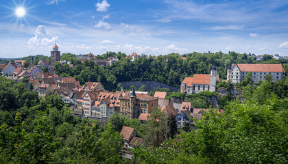Fototapeta na wymiar links und Schloss mit Schlosskirche rechts