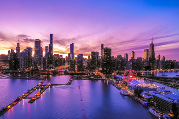 Naklejka premium Chicago centrum miasta skyline wieczorem zachód słońca