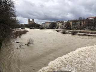Münchner St. Maximilian Kirche an der Isar bei Hochwasser