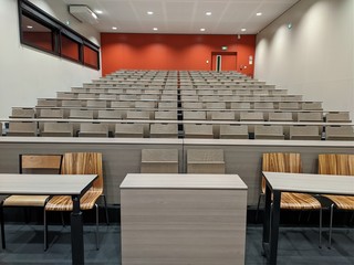 Salle de classe vide endroit ou il y a des cours et des conf&eacute;rence avec un proffesseur d'&eacute;cole sup&eacute;rieure, autrement dit un amphith&eacute;atre, France