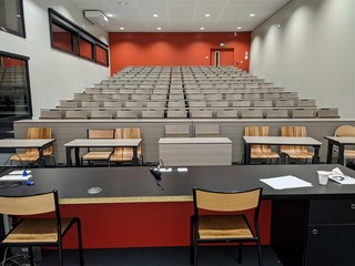 Salle de classe vide endroit ou il y a des cours et des conférence avec un proffesseur d'école...