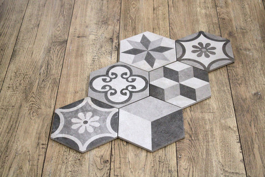 Carreaux ciment gris sur plancher bois, d&eacute;coration int&eacute;rieure maison
