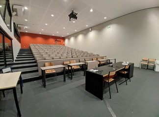 Salle de classe vide endroit ou il y a des cours et des conférence avec un proffesseur d'école...