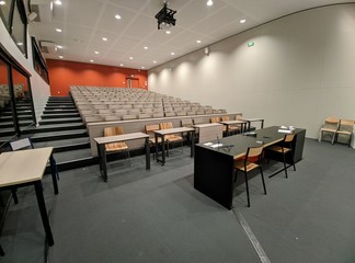 Salle de classe vide endroit ou il y a des cours et des conférence avec un proffesseur d'école supérieure, autrement dit un amphithéatre, France
