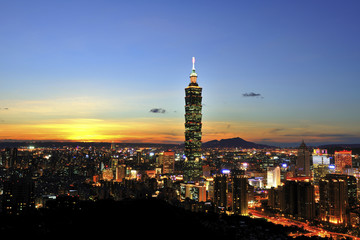 Obraz premium Taipei 101 o zachodzie słońca w Tajpej
