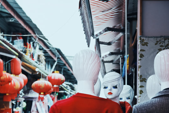 マネキンの並ぶ中国の田舎町のマーケット風景　Processed with VSCO with ind2 preset