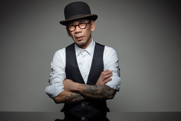 Homme asisatique avec chapeau melon