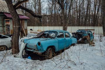Obraz na płótnie Canvas Old rusty abandoned soviet retro car covered by snow