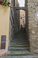 anghiari vicolo con scale in pietra che sale