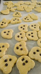 オーブンシートに並べられた、焼く前のクマさんクッキー