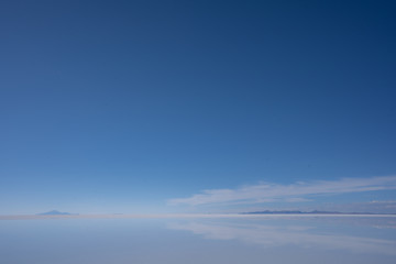Fototapeta na wymiar ウユニ塩湖の青空とリフレクション