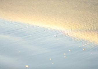 淡いブルーと金色の水面　背景