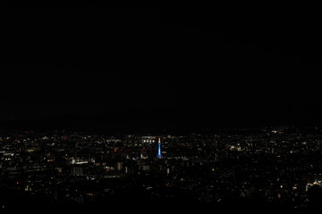 Naklejka premium 見下ろす京都市夜景 青い京都タワー