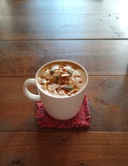 一杯の塩キャラメルアーモンドカプチーノ