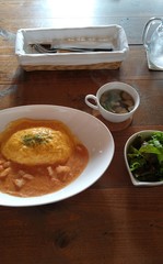 カフェのランチ　エビのトマトクリームシースオムレツとサラダ、スープ