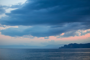Fototapeta na wymiar cloudy sky over the sea at sunset
