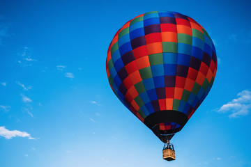 Globo aerostático en cielo azul