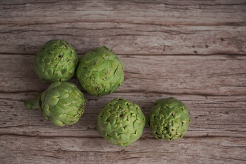 Bodeg&oacute;n de alcachofas sobre fondo de madera