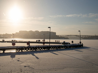 Obraz premium pier in winter by frozen lake in city