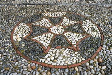 Steinmosaik vor der Kirche in Brissago, Tessin, Schweiz