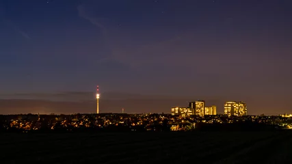 Deutschland, magischer Sternenhimmel über stuttgarter Stadtlichter von Wolkenkratzer und Fernsehturm bei Nacht beleuchtet © Simon Dux Media