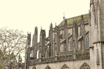 Quimper sa magnifique cathédrale et ses arc-boutants