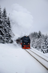 Alte Dampflok fährt durch die Berge im Harz