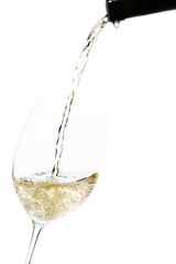 vino bianco con bollicine versato in bicchiere