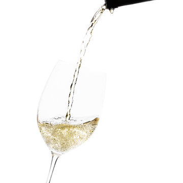 vino bianco con bollicine versato in bicchiere