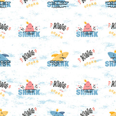 Vector naadloze kinderachtig patroon met Doodle Cute King Shark en zee golven. Kleurrijke Cartoon Zomer Zee Achtergrond voor Kinderen