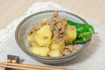 豚そぼろの肉じゃが