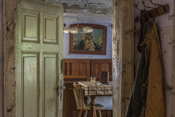 blick in ein zimmer mit tisch lampe und bild