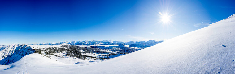 Obraz premium deep snow untouched swiss mountain panorama against blue sky with copy space