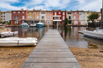 Port grimaud cité lacustre venise provençal français dans le var avec des bateau a quai des...