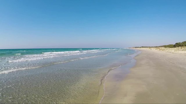 Fale na morzu Egejskim u wybrzeży wyspy Kos w Grecji