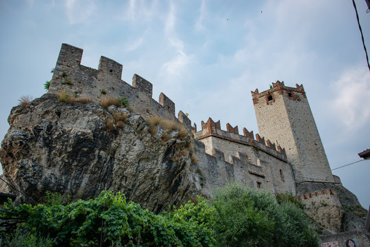 Chateau &agrave; lac de c&ocirc;me et lac de garde en italie du nord &agrave; c&ocirc;t&eacute; de Bellagio varenna menaggio bellano dervio dongo mandello