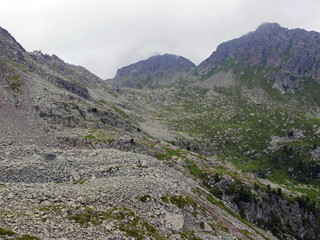 suggestivo panorama montano in estate, in una giornata di cielo coperto
