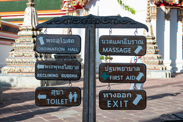 Panneau de direction et d'orientation et Wat Pho, temple traditionnel en or et dorure avec boudha...