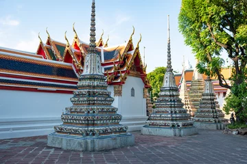 Zelfklevend Fotobehang Wat Pho, temple traditionnel en or et dorure avec boudha dans la capitale de la Thaïlande, Bangkok, dieu croyance religion © Camille