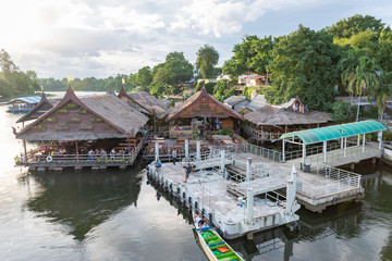 Restaurant à Pont de la ligne birmane pour aller en birmanie avec le train ou il y a eu des mort a...