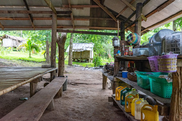 Fototapeta na wymiar Maison en bambou et Forêt tropicale et Chemin de terre dans un village de la jungle de Chiang Mai, Lahu, Thaïlande