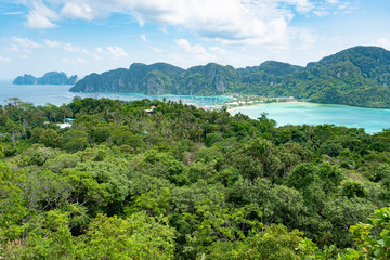Vue panoramique sur l'île de ko phi phi pipi pipi thaïlande sable blanc fin sur la plage ile...