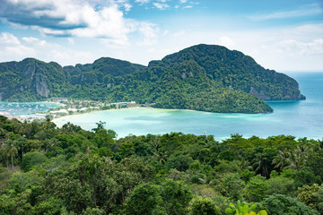 Vue panoramique sur l'île de ko phi phi pipi pipi thaïlande sable blanc fin sur la plage ile...