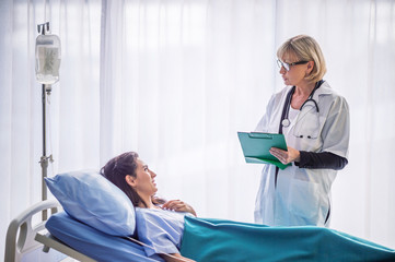doctor asks patient to check basic symptoms on the bed