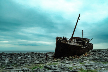 Ship wreck on Irish island - obrazy, fototapety, plakaty