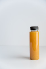 zumo natural de frutas en botella